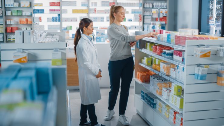 Due donne in farmacia