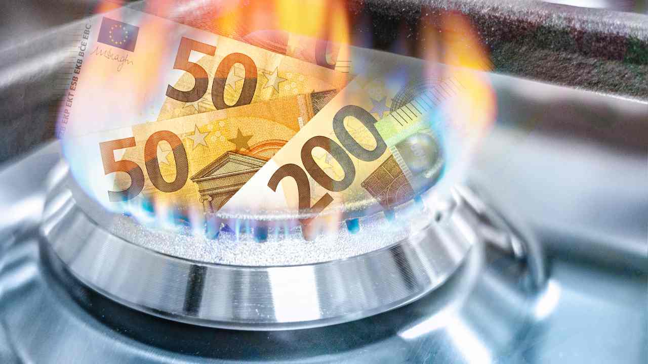 Banconote bruciano sulla fiamma del gas