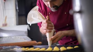 Un pasticcere al lavoro in laboratorio