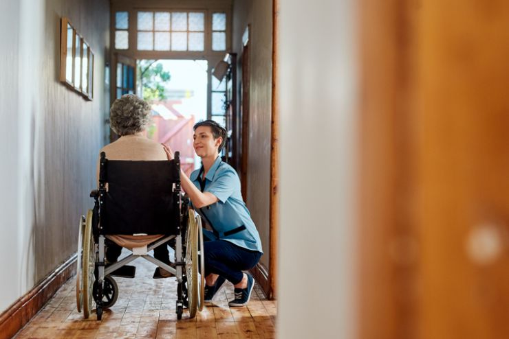 Una caregiver assiste un disabile