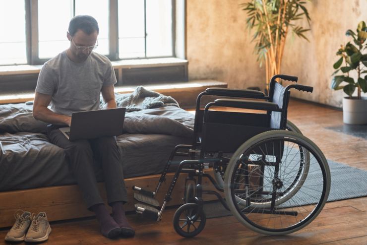Un uomo disabile mentre lavora al computer