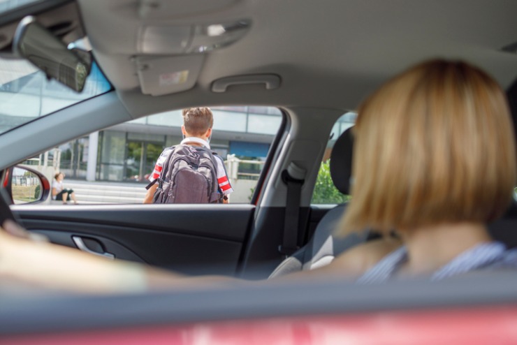 Una donna lascia il figlio a scuola