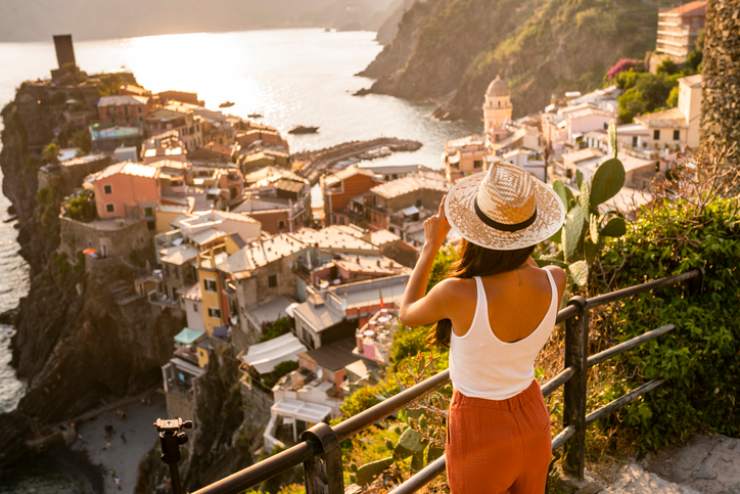 Una donna in vacanza mentre fotografa un comune