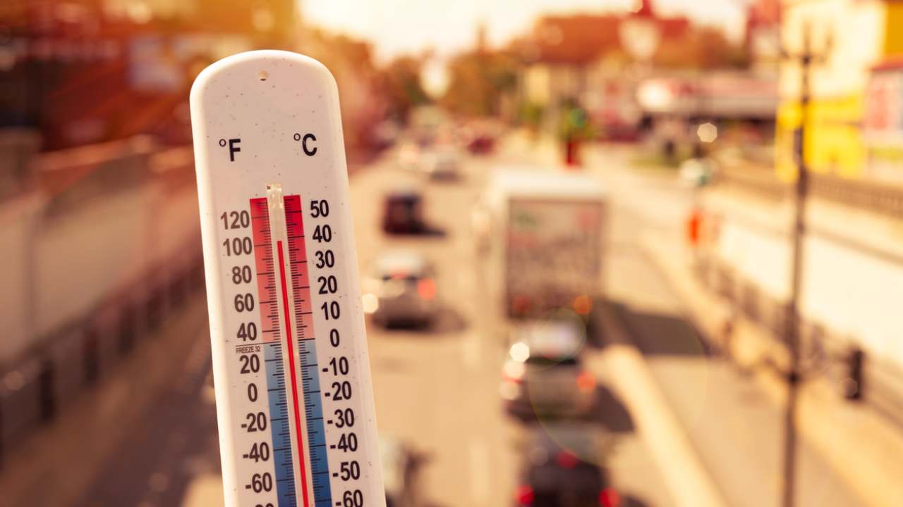 Un termometro davanti alle auto e al traffico a Montreal