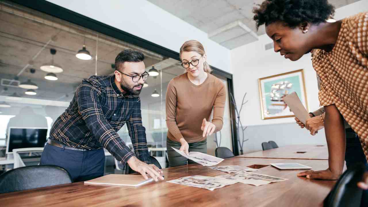 Dipendenti al lavoro in ufficio