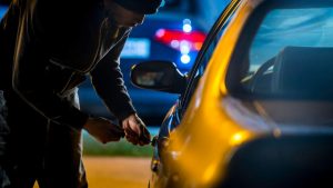 Un uomo tenta di rubare un'automobile