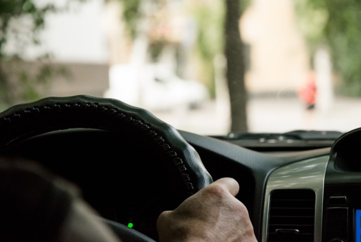 Un uomo al volante di una macchina