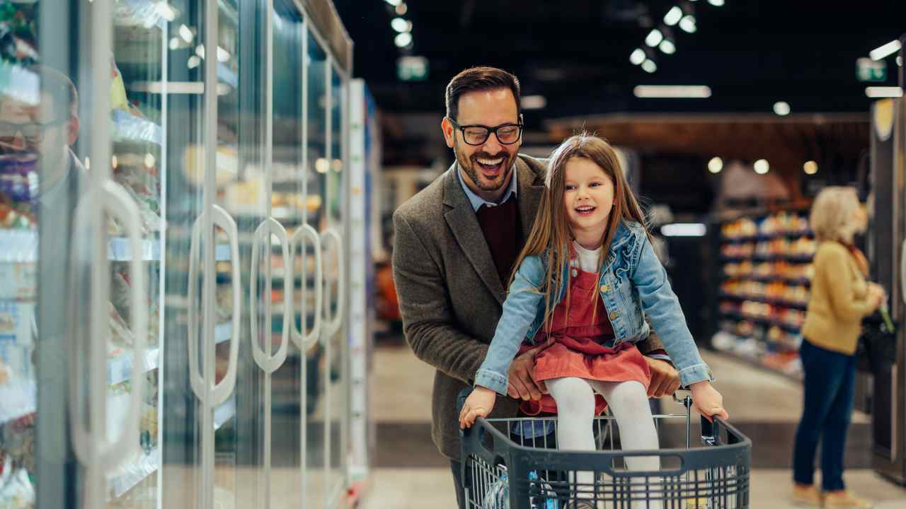 Padre e figlia al supermercato