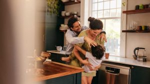 Una famiglia gioca in cucina