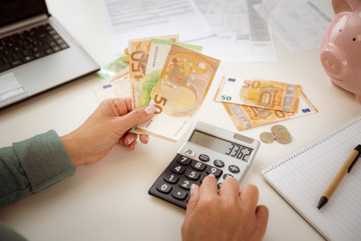 Una donna pianifica budget familiare