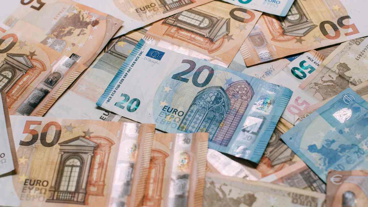 Banconote euro su un tavolo