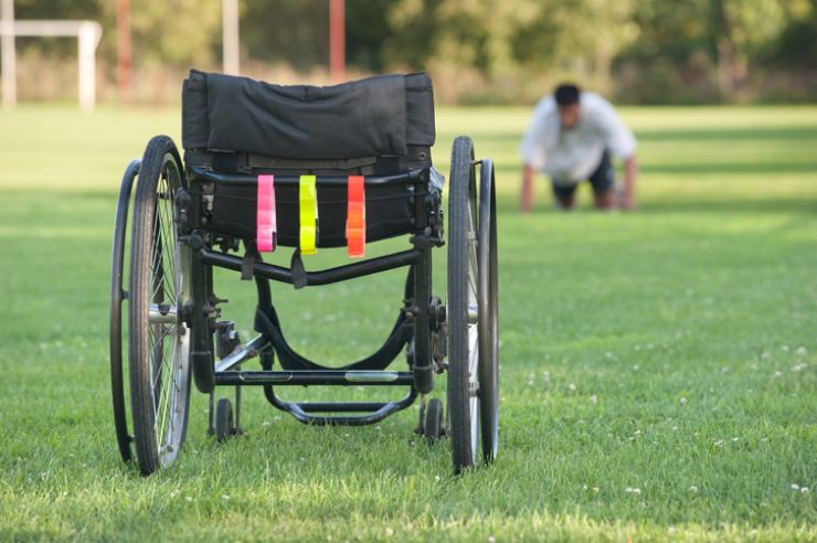 Una sedia a rotelle in un parco