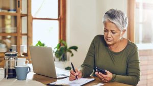 Una pensionata al computer