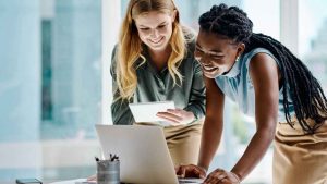 Due donne al lavoro insieme in ufficio