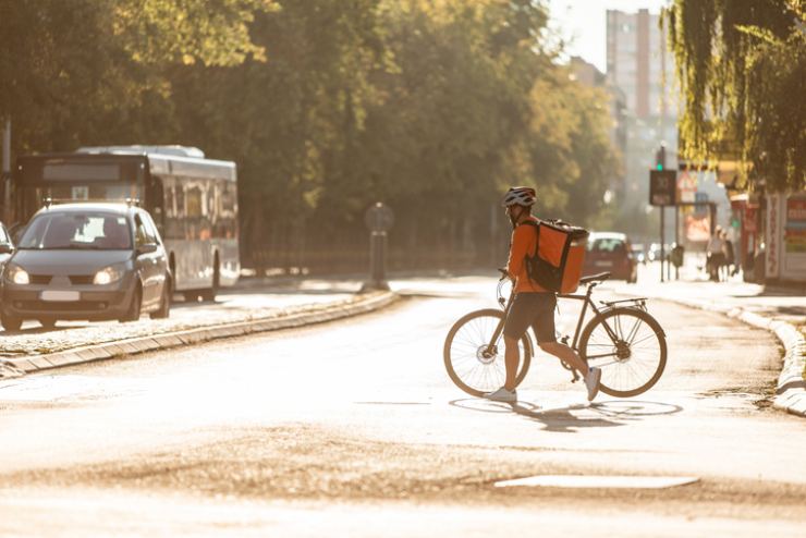 Un rider mentre attraversa