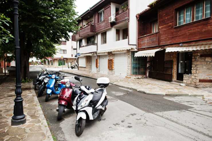 Scooter parcheggiati in centro storico