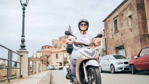 Una donna a bordo di uno scooter