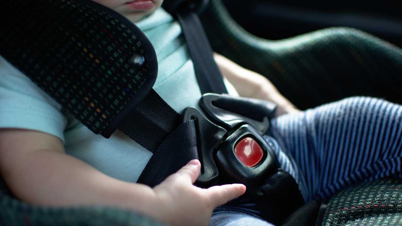 Un bambino in auto indossa cintura di sicurezza