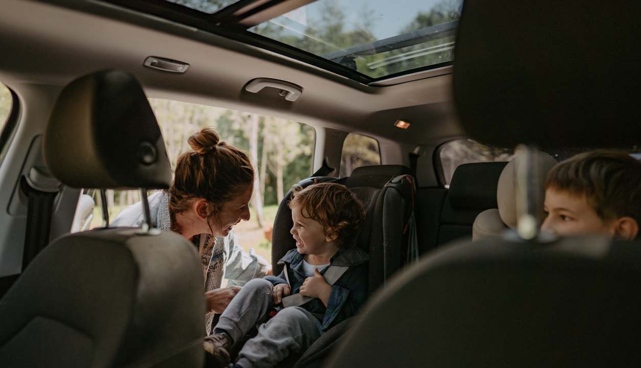 Una famiglia si prepara per un viaggio