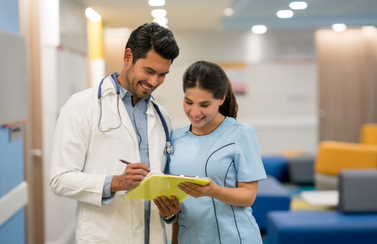 Un medico e un infermiera guardano una cartella clinica
