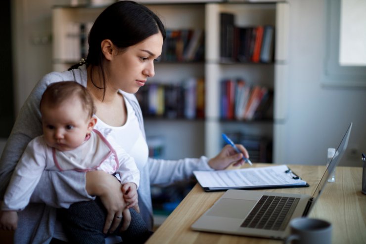 Una donna al computer