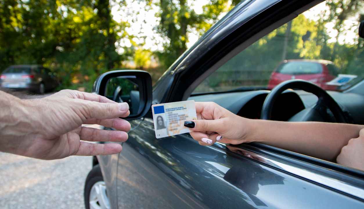 Un controllo della polizia su strada