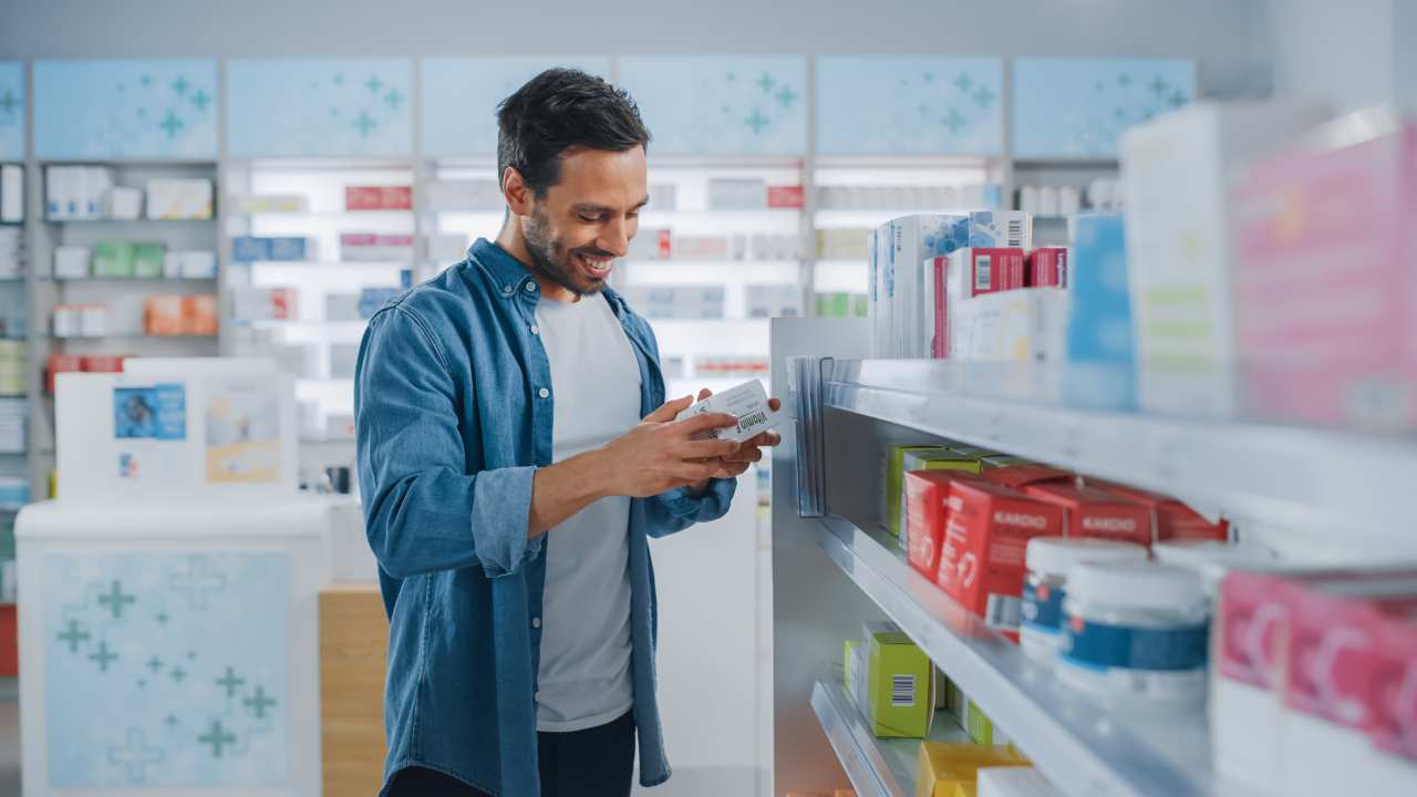Un uomo mentre acquista un farmaco