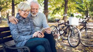 Una coppia di pensionati al parco