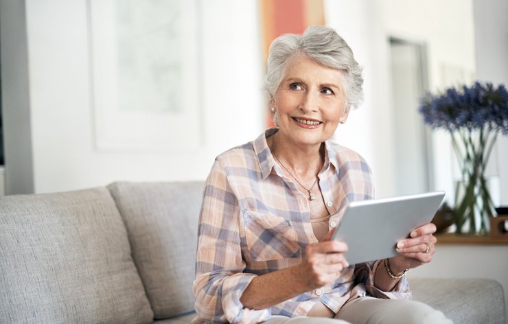 Una donna anziana davanti ad un tablet