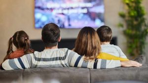 Una famiglia guarda la tv