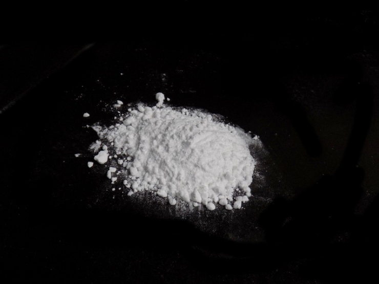 Polvere di cocaina su sfondo nero