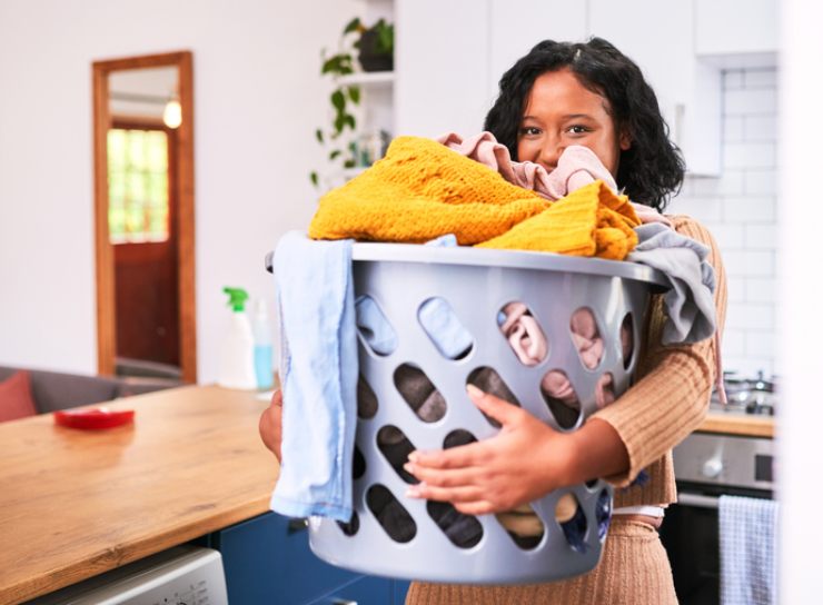 Una donna mentre fa la lavatrice