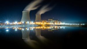 Una centrale nucleare al tramonto
