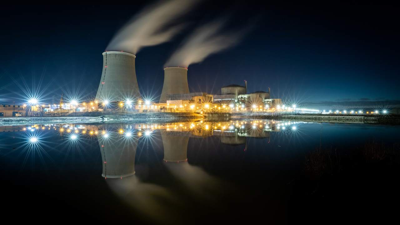 Una centrale nucleare al tramonto