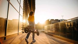 Una donna trasporta uno scooter elettrico