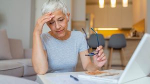 Una donna preoccupata davanti al computer