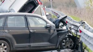 Un incidente tra due macchine su strada