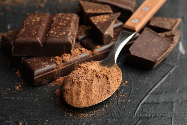 Barretta di cioccolato e cacao in polvere