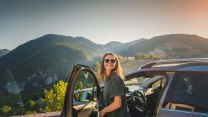 Una donna esce dalla sua automobile