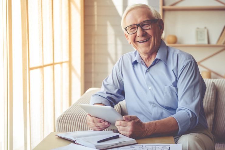 Un pensionato sorridente in soggiorno