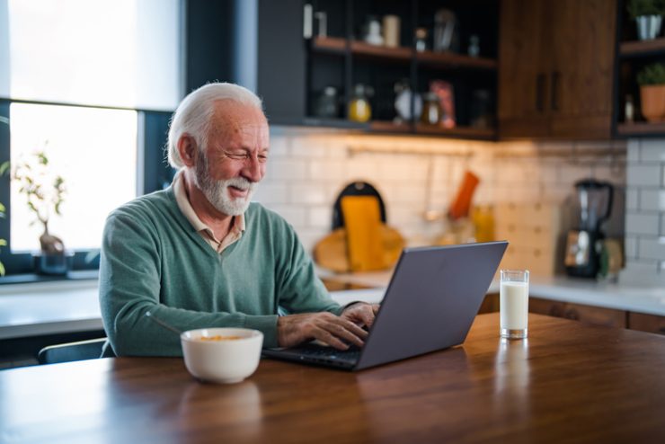 Un uomo anziano davanti al computer