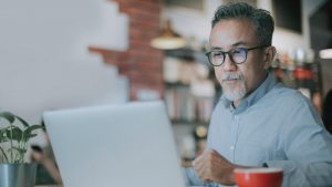 Un pensionato davanti al Pc