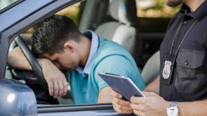 Un automobilista fermato per un controllo su strada