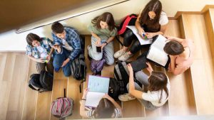 Un gruppo di adolescenti nelle scale della scuola