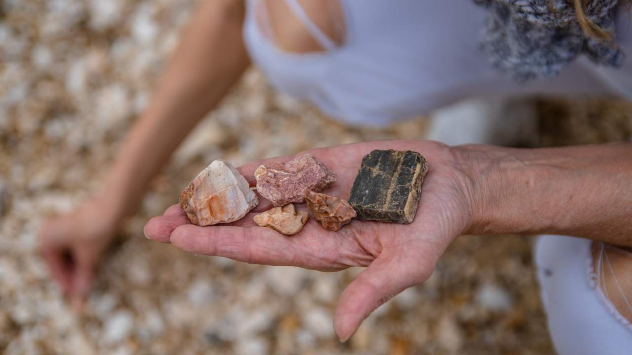 Una donna raccoglie delle piccole pietre