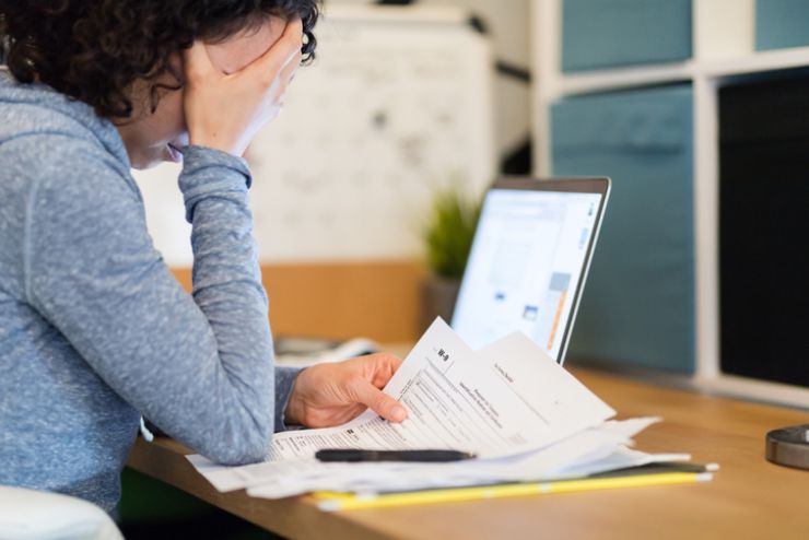 Una giovane donna consulta le sue tasse