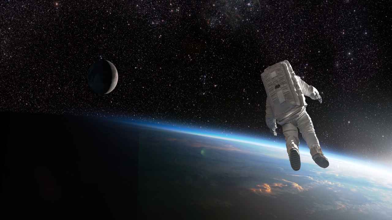 Un'astronauta galleggia nello spazio