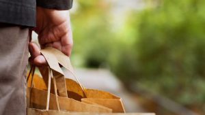 Un uomo mentre fa shopping