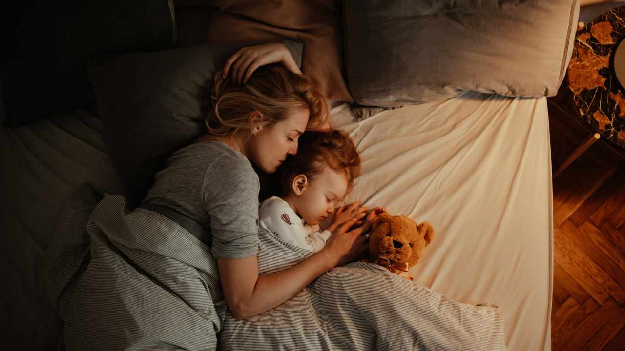 Madre e figlia dormono insieme