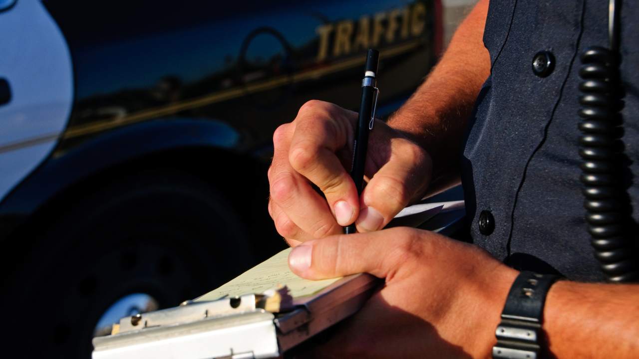 Un poliziotto mentre scrive una multa